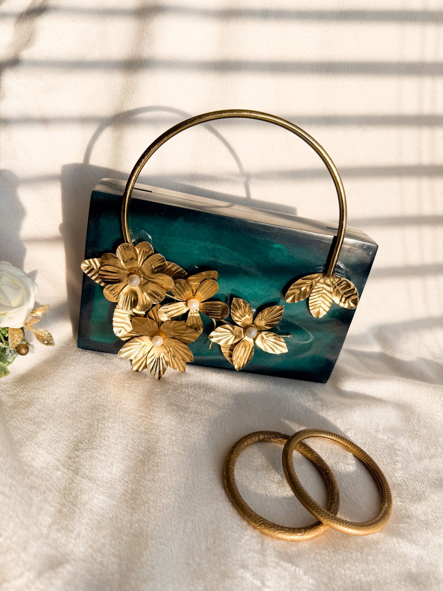 Flower Motif Handle Resign Clutch