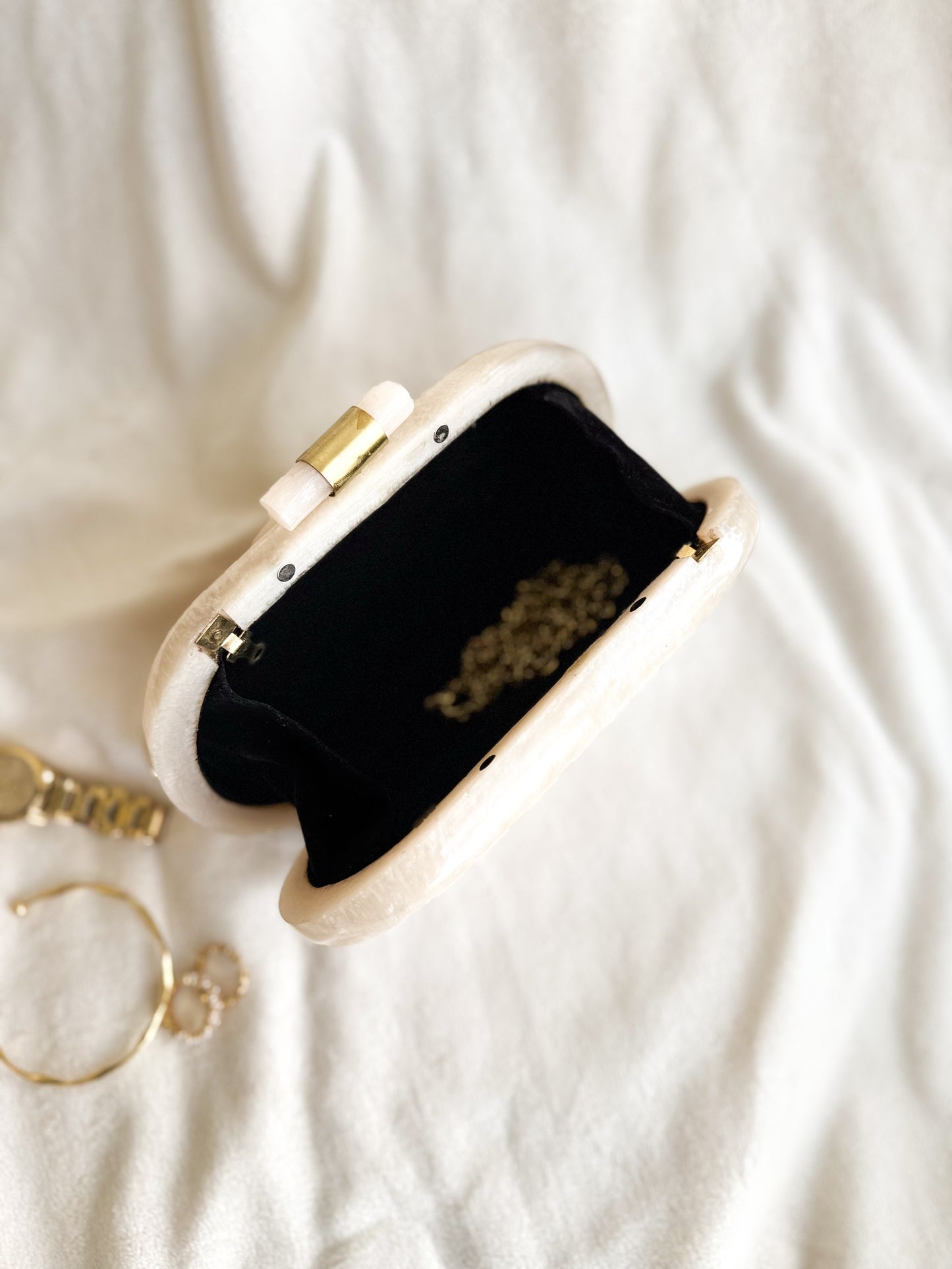 Capsule Resin Clutch