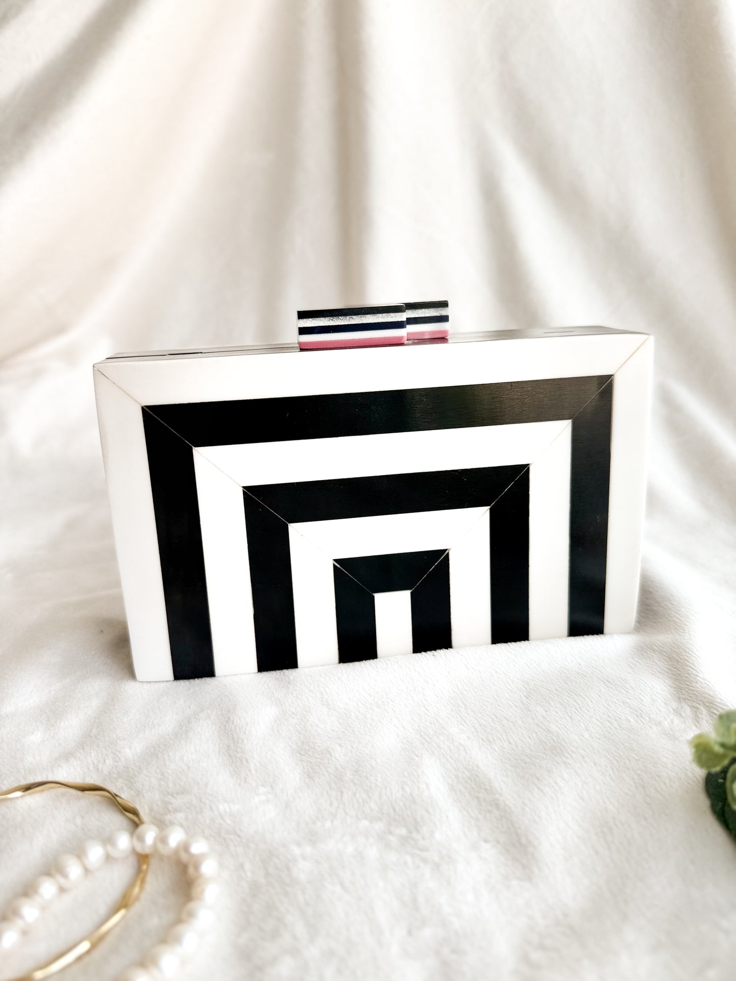 Mono Muse Clutch