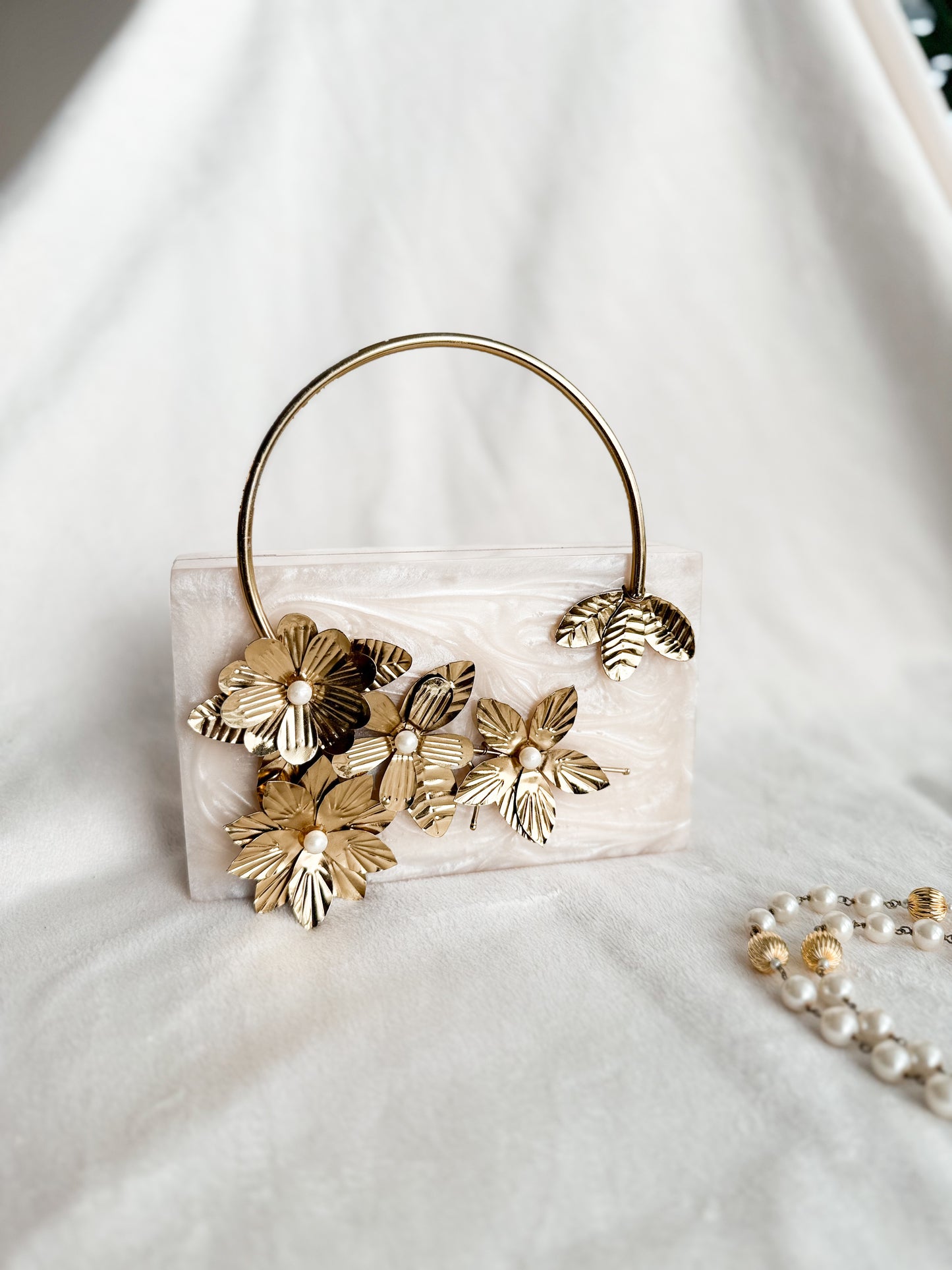 Flower Motif Handle Resign Clutch