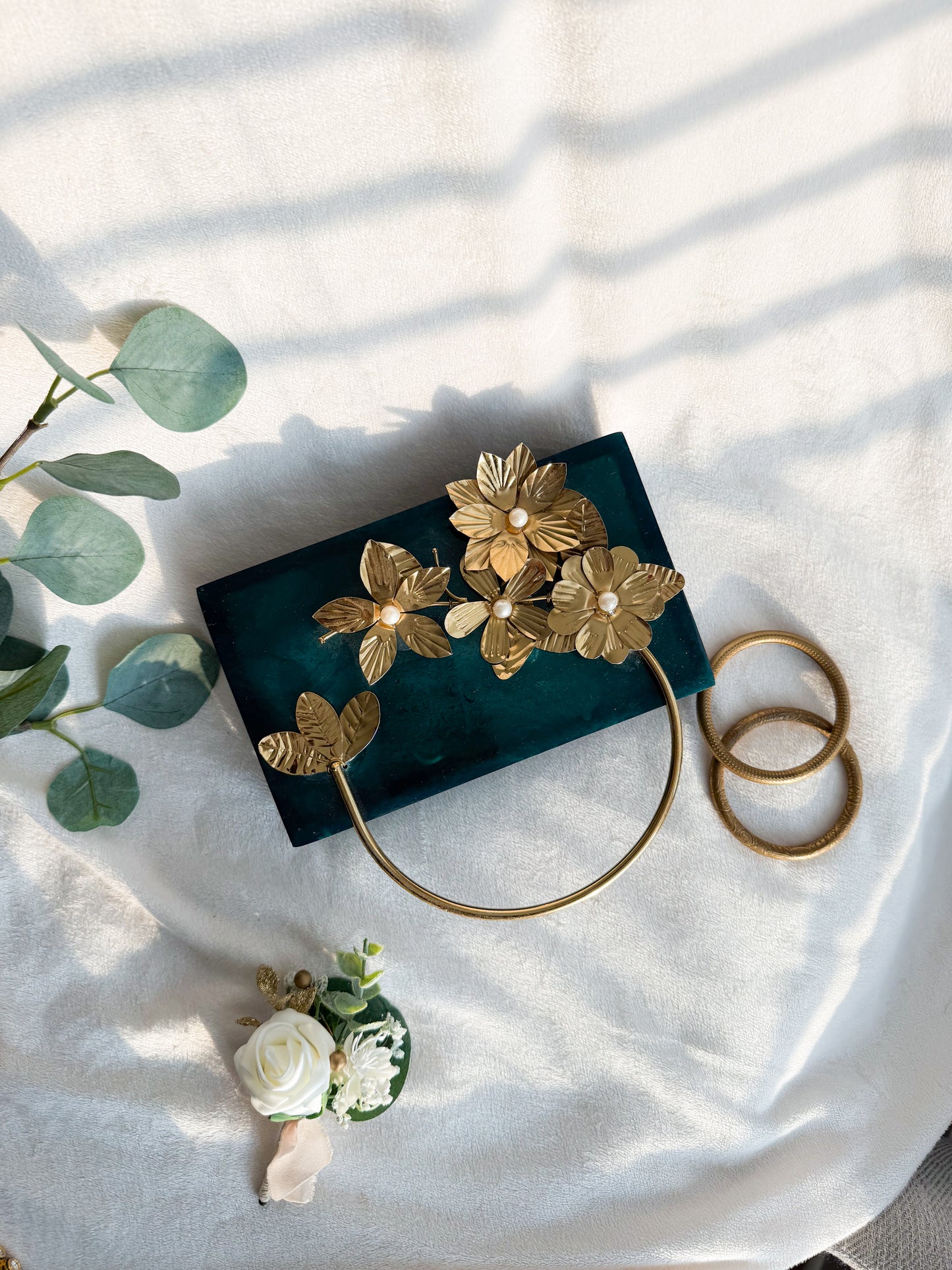 Flower Motif Handle Resign Clutch