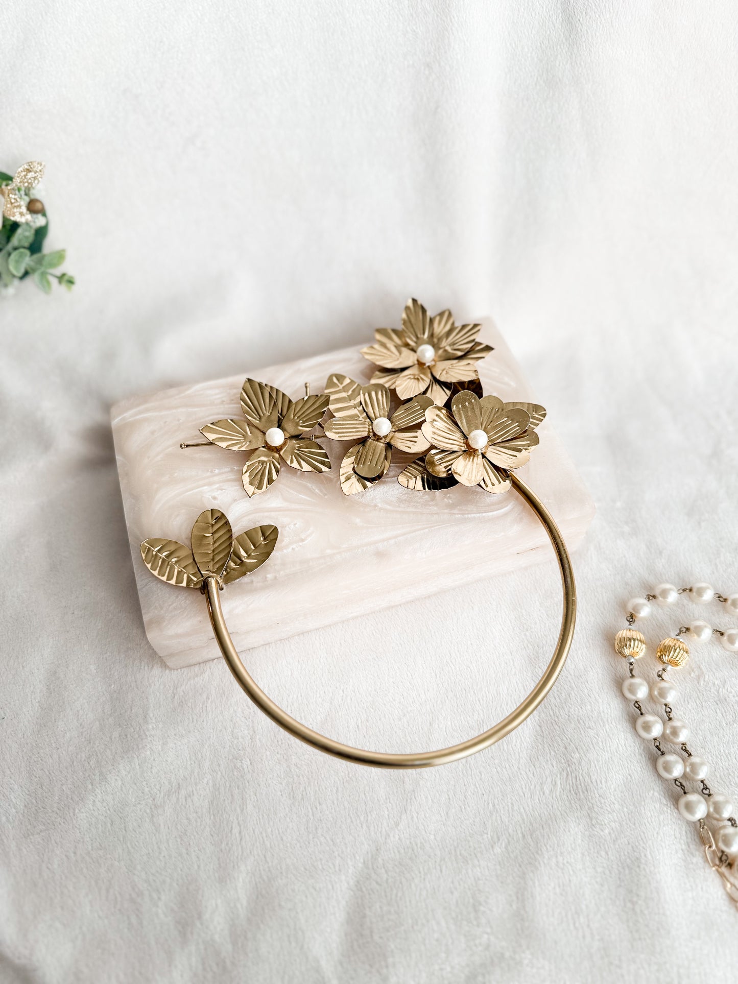 Flower Motif Handle Resign Clutch