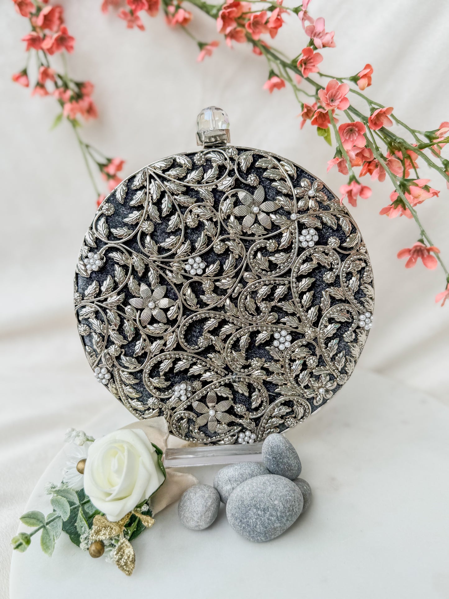 Round Detailed Clutch