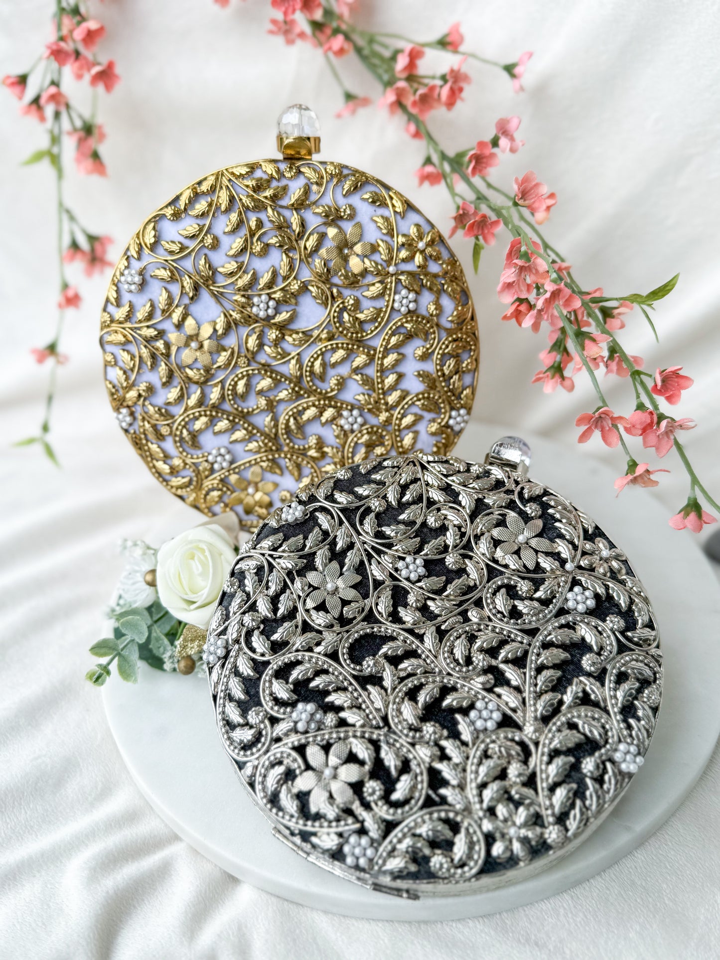 Round Detailed Clutch