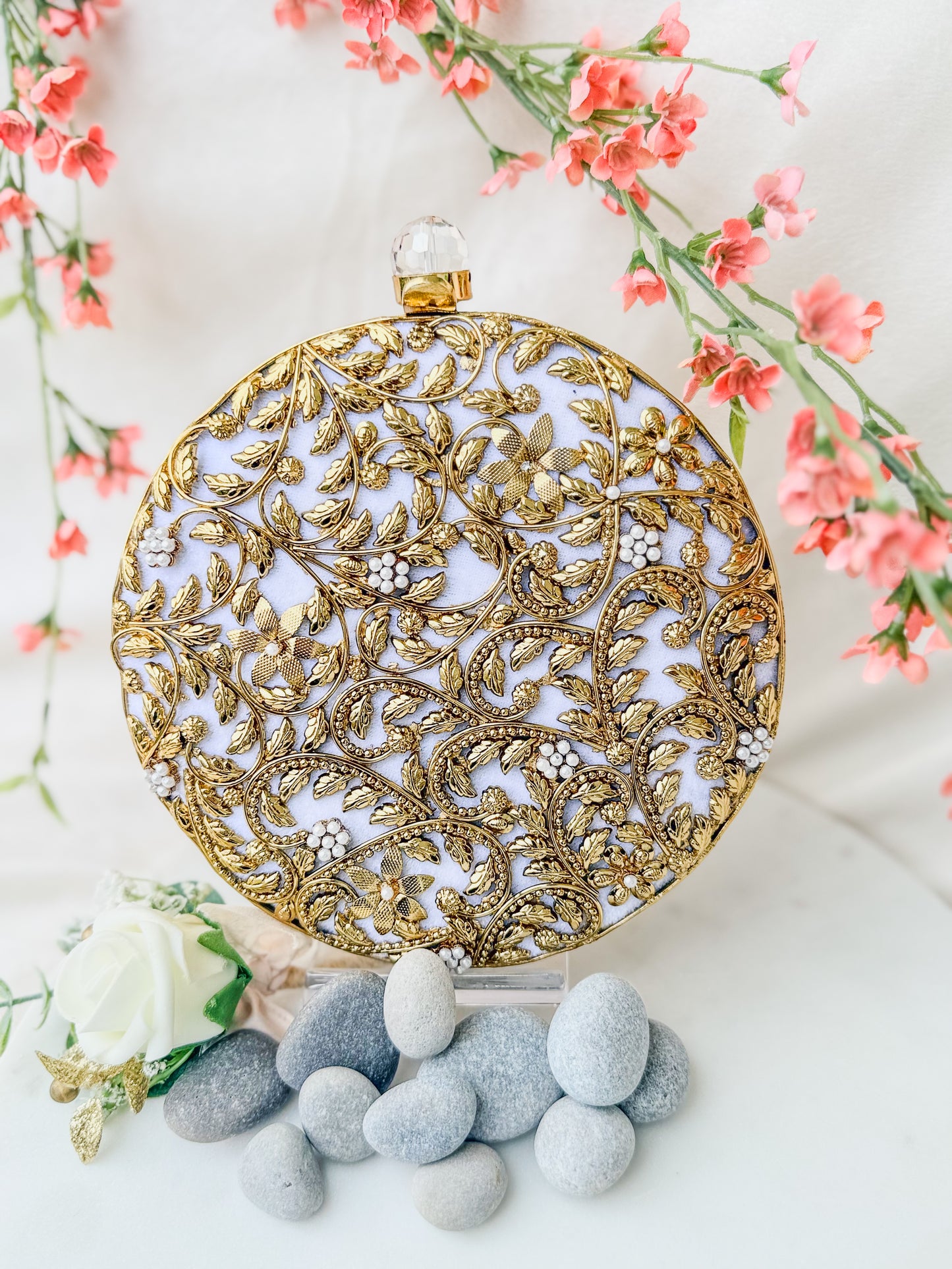 Round Detailed Clutch